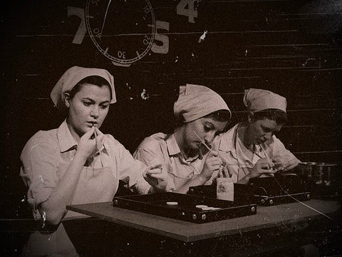 Radium Girls beim anpinseln von Radioweckern